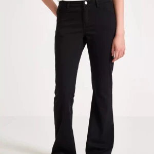 Svarta bootcut jeans från Lindex - Snygga svarta bootcut jeans från Lindex. De är bra i längden och pass formen. Skriv bara vid frågor.
