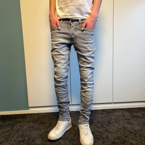 Jack & Jones jeans - Tja! Sjukt snygga Jeans från Jack & Jones i modellen Slim Glenn som har lite små slitningar. Jeansen är aldrig använda och är i storlek 28/32. Modellen är ca 176, skulle säga att de passar bra mellan 175-180 beroende på hur man vill att de ska sitta. Skriv vid minsta fundering!