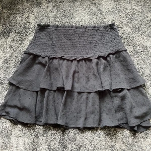 Svart volangkjol - Snygg svart kjol från ONLY med volanger, storlek XL, säljer för 110💗