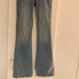 Blå bootcut jeans  - Snygga blå bootcut jeans från Gina tricot. Storlek 32 passar en xs och s. Använda ett få tal gånger och snygga. Ginas Low Waits bootcut jeans till ett bra pris!