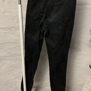 Svarta jeans  - Säljer mina svarta stretchiga jeans från dr denim. Dem är långa i benen och passar dem som är 170 och längre. 