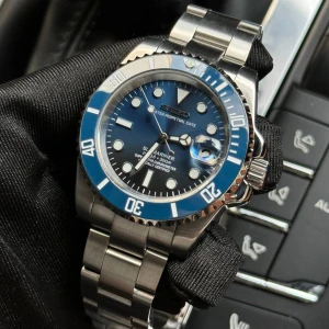 Seiko Submariner Smurf mod - Nu är denna Seiko Submariner ”Smurf” mod färdigbyggd och till salu! (Custom-made.) 	•	Diameter: 40 mm 	•	Tjocklek: 12 mm 	•	Seiko NH35 automatverk 	•	Safirglas (reptåligt) 	•	316L Stål 	•	Keramisk bezel 	•	Skruvad krona 	•	Luminova 	•	3 ATM vattentålighet 	•	Genomskinlig baksida 	•	Justerbar: 14,5–22 cm  Frågor? DM!