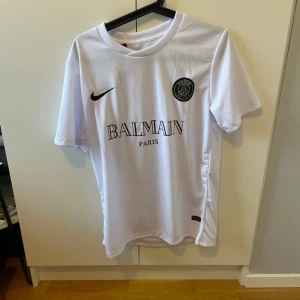 Vit PSG fotbollströja från Nike x Balmain Size-S - Vit PSG X Balmain tröja Size S