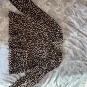 leopardmönstrad tröja från kappahl - säljer en leopardmönstrad tröja från Kappahl i storlek 146/152, xxs-xs. tröjan har långa ärmar och knytning framtill. pris kan diskuteras!