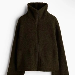 Mörkbrun teddyjacka med dragkedja - Säljer en teddyjacka från hm pga att den inte kommer till användning 