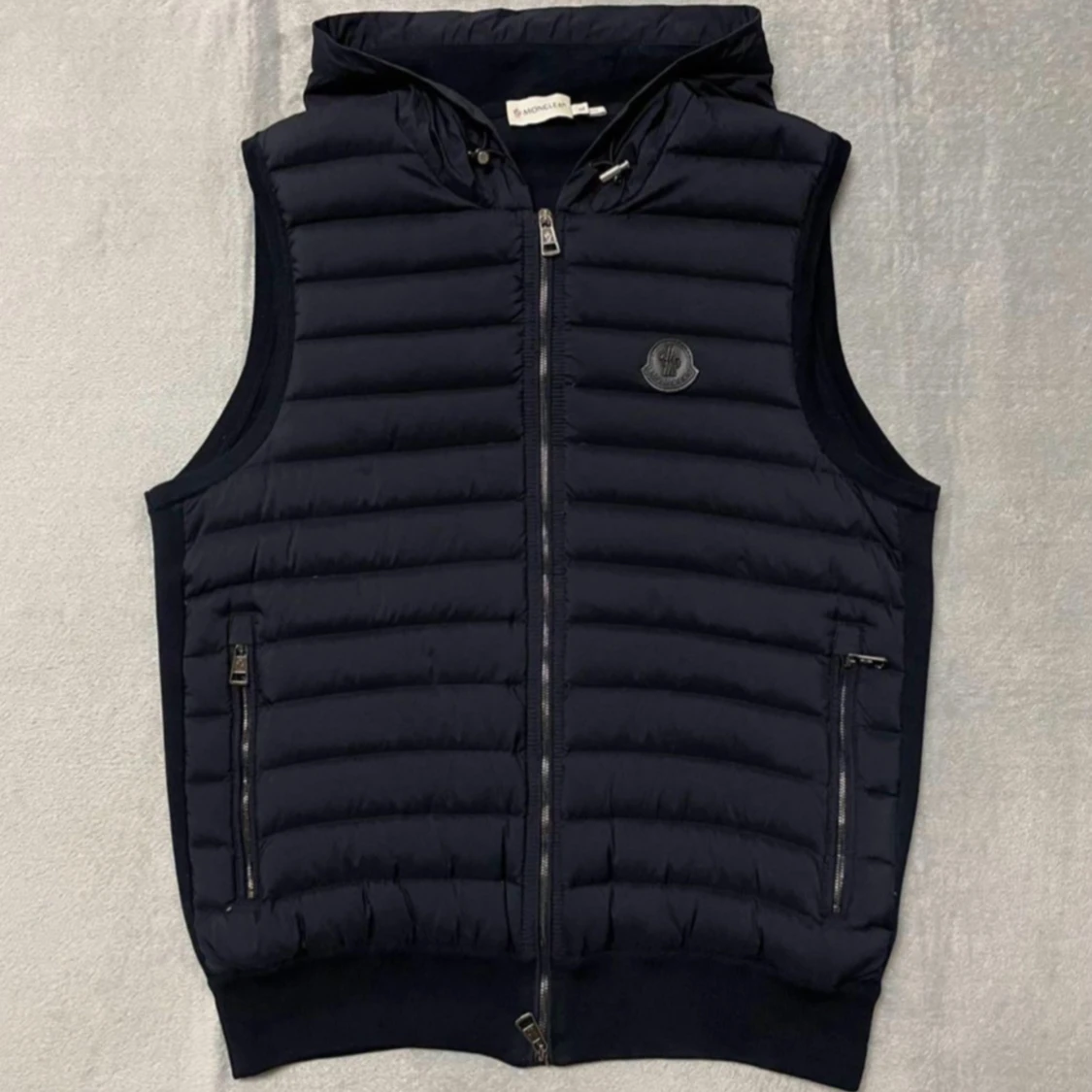 Svart dunväst från Moncler