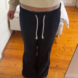 Svarta linnebyxor från Roxy - Säljer ett par svarta linnebyxor från Roxy. Köpta på plick, sparsamt använda. Storlek M.