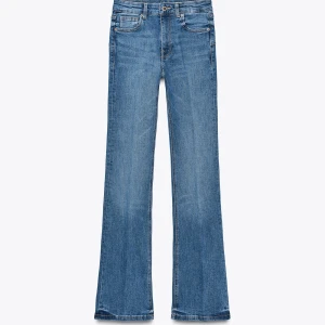 Blå bootcut jeans - Snygga blå bootcut jeans med klassisk femficksdesign och knappgylf. Från Zara i full length storlek 40. Nyskick