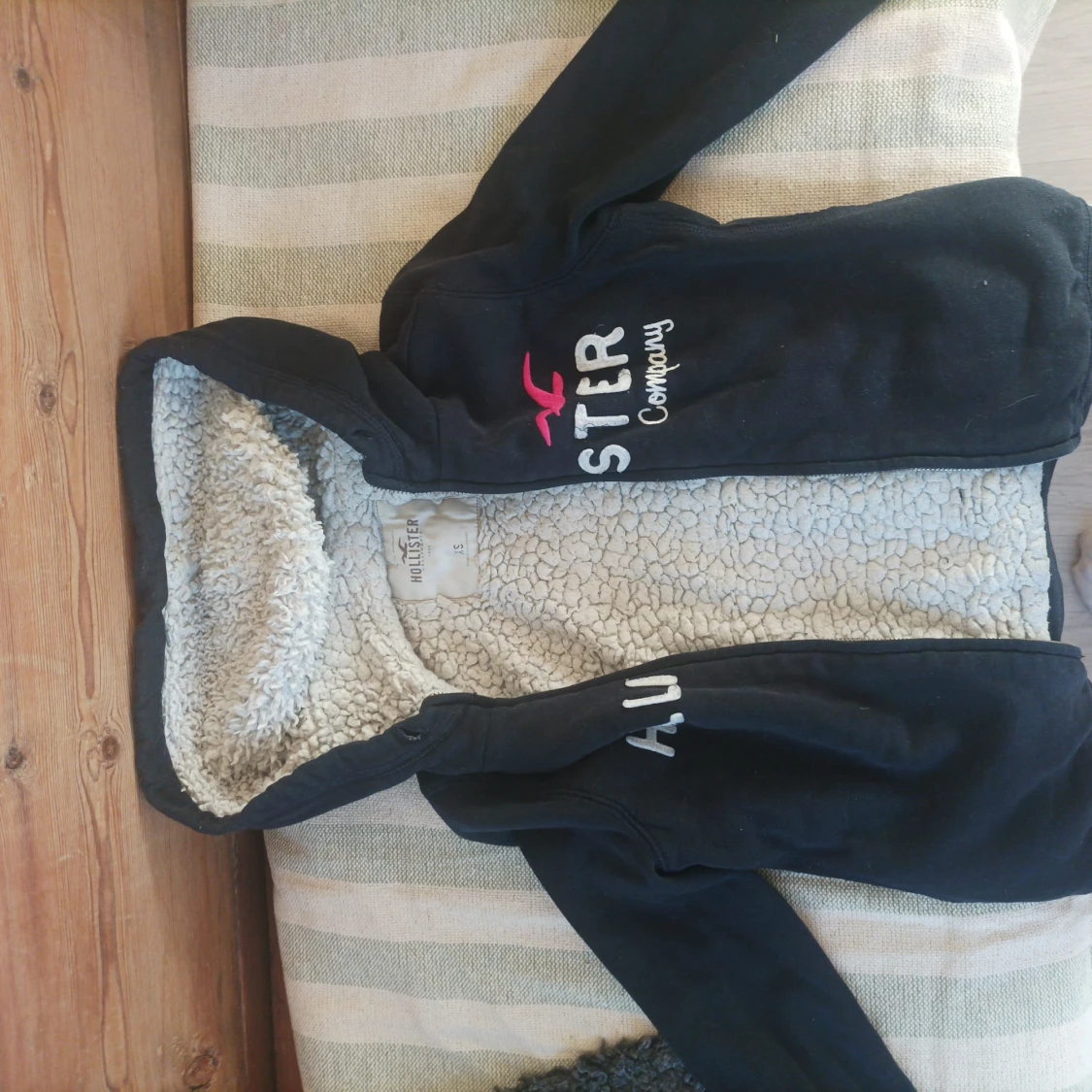 Svart hoodie från Hollister - 1