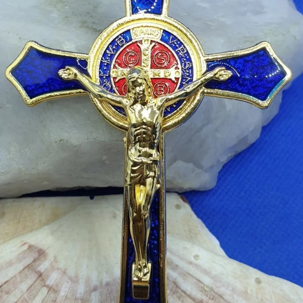 Den här halsbandet föreställer ett kors med jesus som sitter fast spikad Storlek ca 12x7.5 cm, vikt 42g. Guldfärgad metall med vacker emaljering och ytstruktur. Otroligt vackert hänge av hög kvalitet. Svart läderhalsband medföljer, storlek ca 50cm. Ett perfekt köp för den som är av den kristna tron, gud vare med er.. Asusteet.