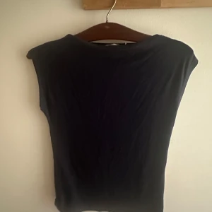 Mörkblå topp - Säljer en helt ny tröja från Lager 157💐. Den är helt oanvänd och har inga defekter. Skulle säga att den passar allt från xxs- s. Diskuterar inte priset på denna vara eftersom priset redan är lågt💕