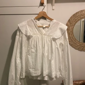 Vit Blus - Jätte fin vit blus från Gina Tricot. I storlek 170. Aldrig använd, säljer den för att den ej passar.