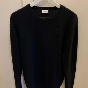 Marinblå tröja från John Henric - Säljer denna kashmir tröja från John Henric. Skick 8/10 