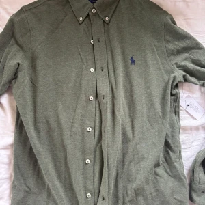 Ralph lauren skjorta - Snygg och fräsch skjorta från Ralph lauren inför våren. Helt oanvänd. Funkar bra som en overshirt också. Pris kan diskuteras och fler bilder finns om så önskas. 