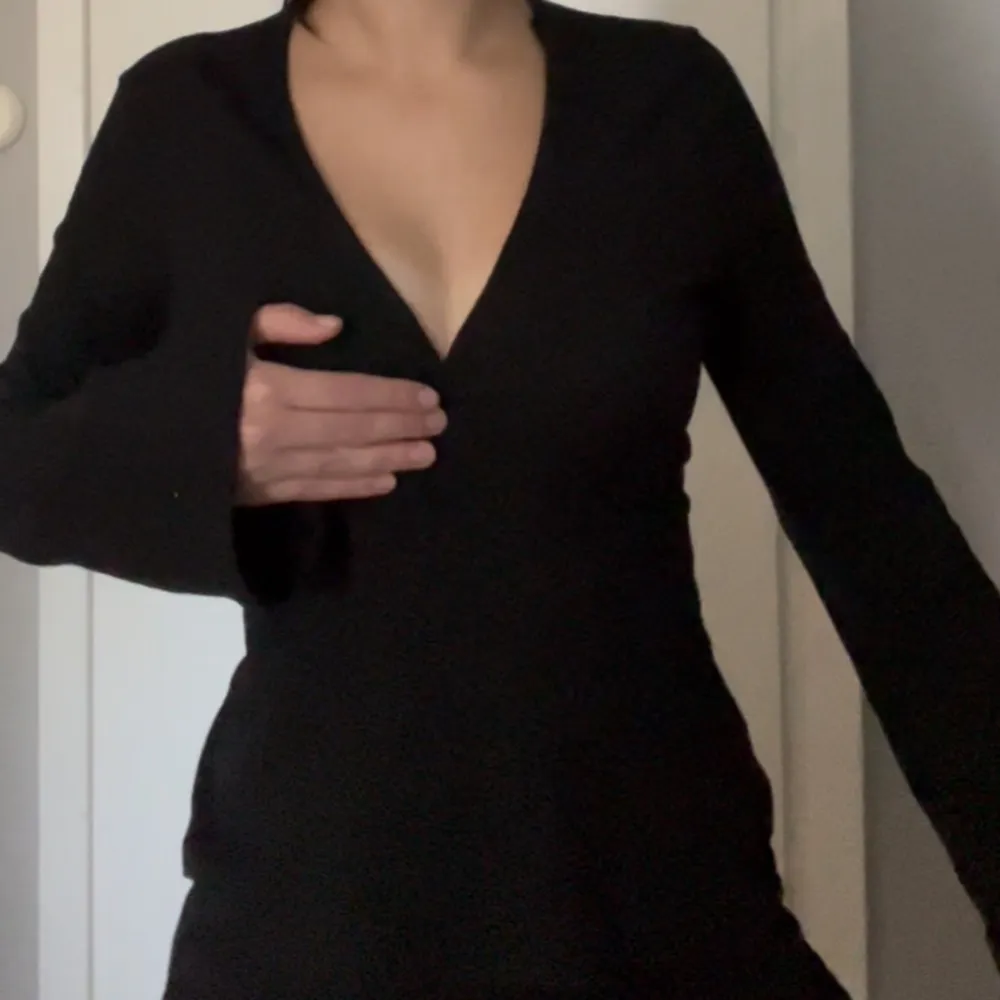 Snygg svart långärmad topp med v-ringning. Den knyts på baksidan💗 storlek M men passar XS/S, använd 1 gång. Puserot.