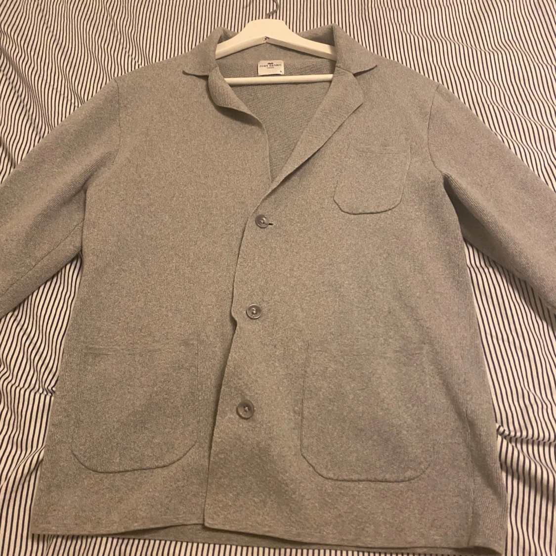 Grå kofta från John Henric