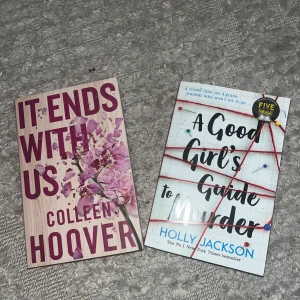 It Ends With Us och A Good Girl's Guide to Murder - Två populära böcker: 'It Ends With Us' av Colleen Hoover med ett blommigt omslag och 'A Good Girl's Guide to Murder' av Holly Jackson med ett omslag som ser ut som en anslagstavla med röda trådar. Perfekt för dig som älskar spänning och romantik. 100kr styck 
