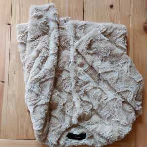 Beige Faux fur jacka Vila  - Knappt använd supermjuk! "Gosedjurspäls" i finaste färgen och vackert vågmönster med tryckknappar. Fodrad. Fäller inte ett dugg 