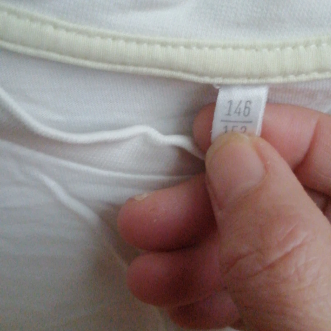 Vit långärmad tröja med grafiskt tryck - 1