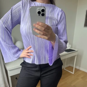 Lila randig blus - Snygg lila blus med långa ärmar. Blusen har en lös passform och är tillverkad i ett lätt material 🥰. Nypris: 399🥰