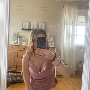 Rosa linnetopp från Shein - Säljer en söt rosa linnetopp från Shein. Toppen har smala axelband och en elegant v-ringning. Perfekt för varma dagar eller som ett lager under en kavaj. Passar bra till både jeans och kjol. Använd kanske 3 ggr