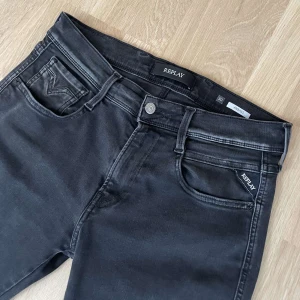 Replay anbass hyperflex  - Replay anbass hyperflex || strl 30/32, men passar 28/30. Jeansen är upplagda, därför något kortare. || skick 9/10 || modellen är 176 cm lång och väger ca 60kg || hör av er vid funderingar || mvh LuxuryTrends 🙌🤝