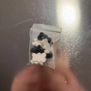 Svartvita berlocker björnar  - Berlocker i form av små björnar i svart och vitt. 