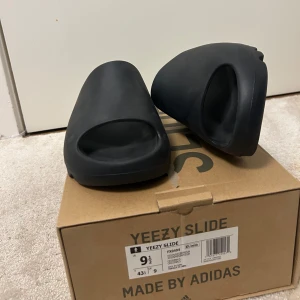 Svarta Yeezy Slides - Säljer mina gamla Yeezy slides då jag inte använder dom, perfekt för sommaren✌️❤️‍🔥💥 strl 43/ uk 9
