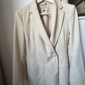 Hm Kavaj beige  - Figurformad beige kavaj från HM. Använd och finns en del missfärgningar på den men fortfarande i fint skick ❤️ perfekt som jobb/skol-