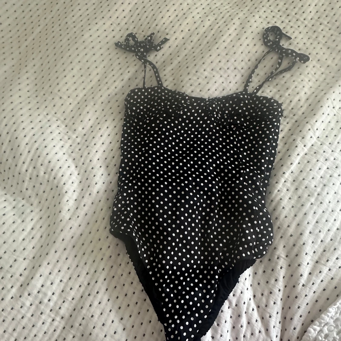 Svart prickig body från Zara