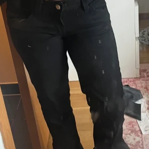 Svarta low waist bootcut jeans -  Cheep monday jeans från Weekday . Strl 29w, säljer för att det är för stora. Lite slitna vid slutet 