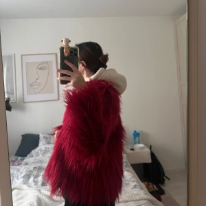Rosa:röd pälsjacka från Zara  - Säljer en cool röd pälsjacka från Zara. Jackan har en fluffig design med långa ärmar. Köpt på baravdelning men kommer passa en mindre xs. Jag är 166 cm lång. 