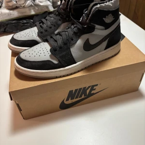 Nike Air Jordan Zoom Air CMFT - Snygga Nike Air Jordans i en stilren kombination av svart och grått. Skorna är i ganska gott skick. Hör av er vid frågor och intresse🤗