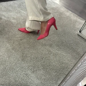 Rosa pumps med spetsig tå - Snygga rosa pumps med spetsig tå och klack. Perfekta för att ge en färgklick till din outfit. Storlek 39