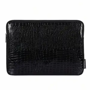Snygg och stilren svart datorväska med krokodilmönster. Perfekt för att skydda din laptop med stil. Väskan har en dragkedja för säker förvaring och en elegant finish som ger ett lyxigt intryck.