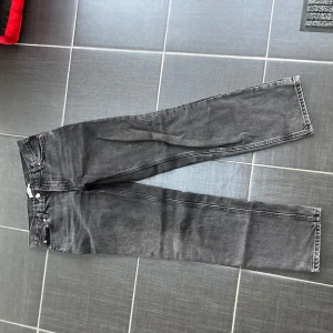 Svarta jeansbyxor - Snygga svarta jeansbyxor med klassisk design. De har en rak passform och är perfekta för en stilren look. Byxorna har en knapp och dragkedja framtill. Byxorna är i storlek 34 från Gina Tricot, säljer då de inte passar och kan där med inte skicka bilder på byxorna på mig. Säljer billigt då jag inte vill ha dem längre💗