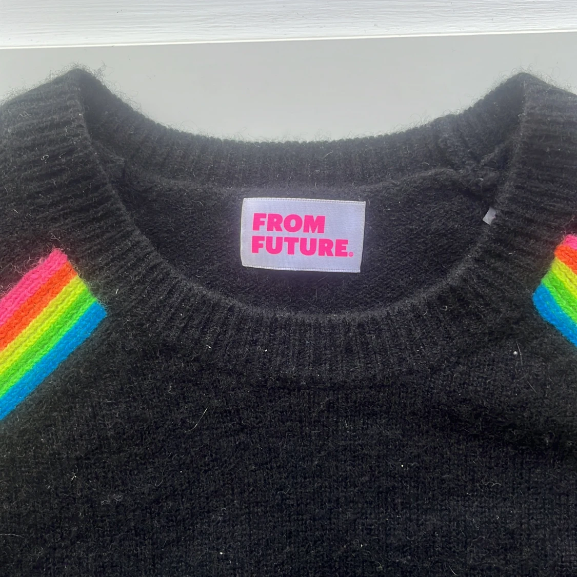 Svart tröja med regnbågsdetaljer från From Future - 2