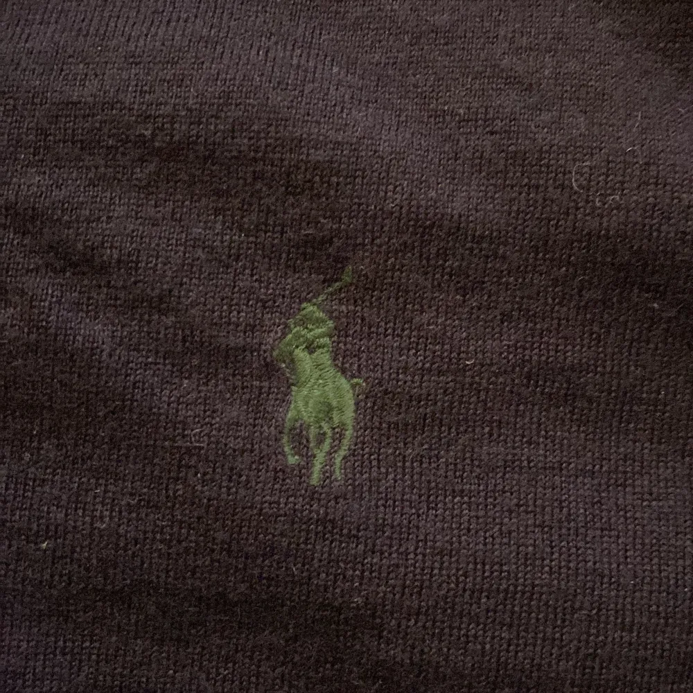 Säljer denna riktigt sköna och stilrena Ralph lauren tröjan i 100% merinoull. Den är i bra skick förutom att den har krumt från XL ner till M. Skriv gärna över frågor och funderingar, priset kan diskuteras.. Neuletakit & Villapaidat.