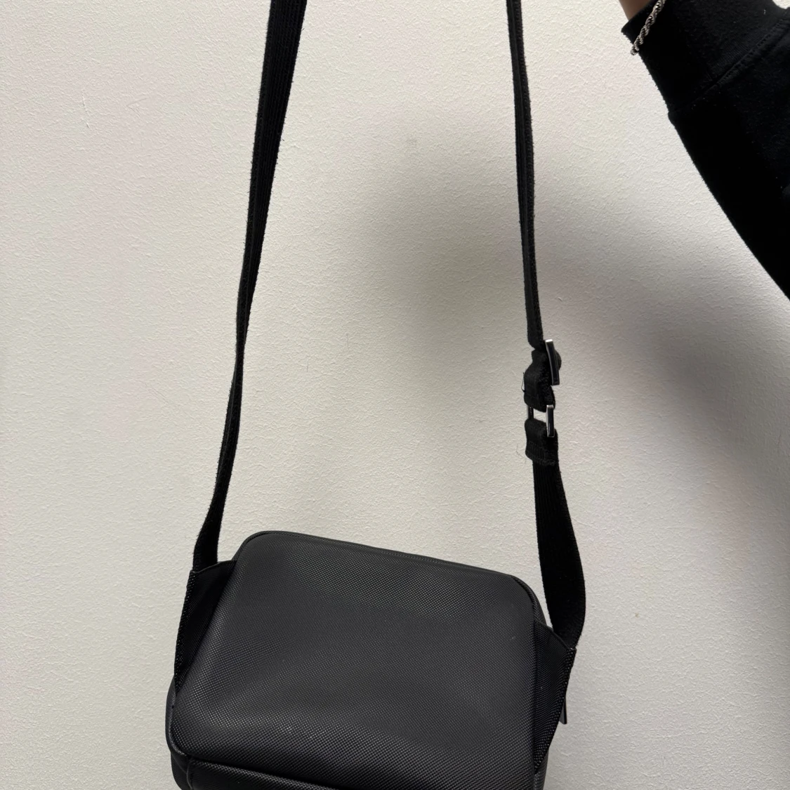 Svart axelväska från Lacoste - 3