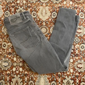 Jacob Cohen jeans  - Hej! Säljer nu mina jeans från märket Jacob Cohen, storlek 28 bra skick. Tveka inte på att höra av dig om du har frågor eller funderingar kring jeansen.