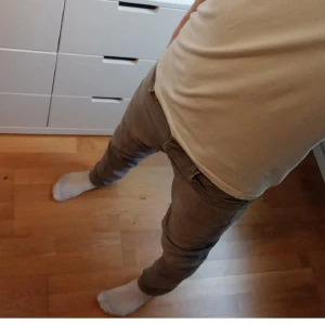 Grå jeansbyxor - Säljer ett par grå jeansbyxor med normal passform. Byxorna har en klassisk design med dragkedja och knappar. Perfekta för en avslappnad stil.