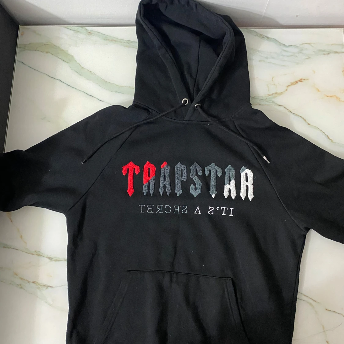 Svart hoodie från Trapstar