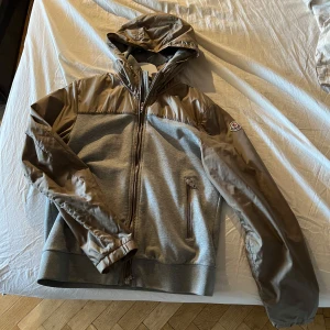 Moncler cardigan  - Snygg cardigan jacks från Moncler i väldigt bra skick!