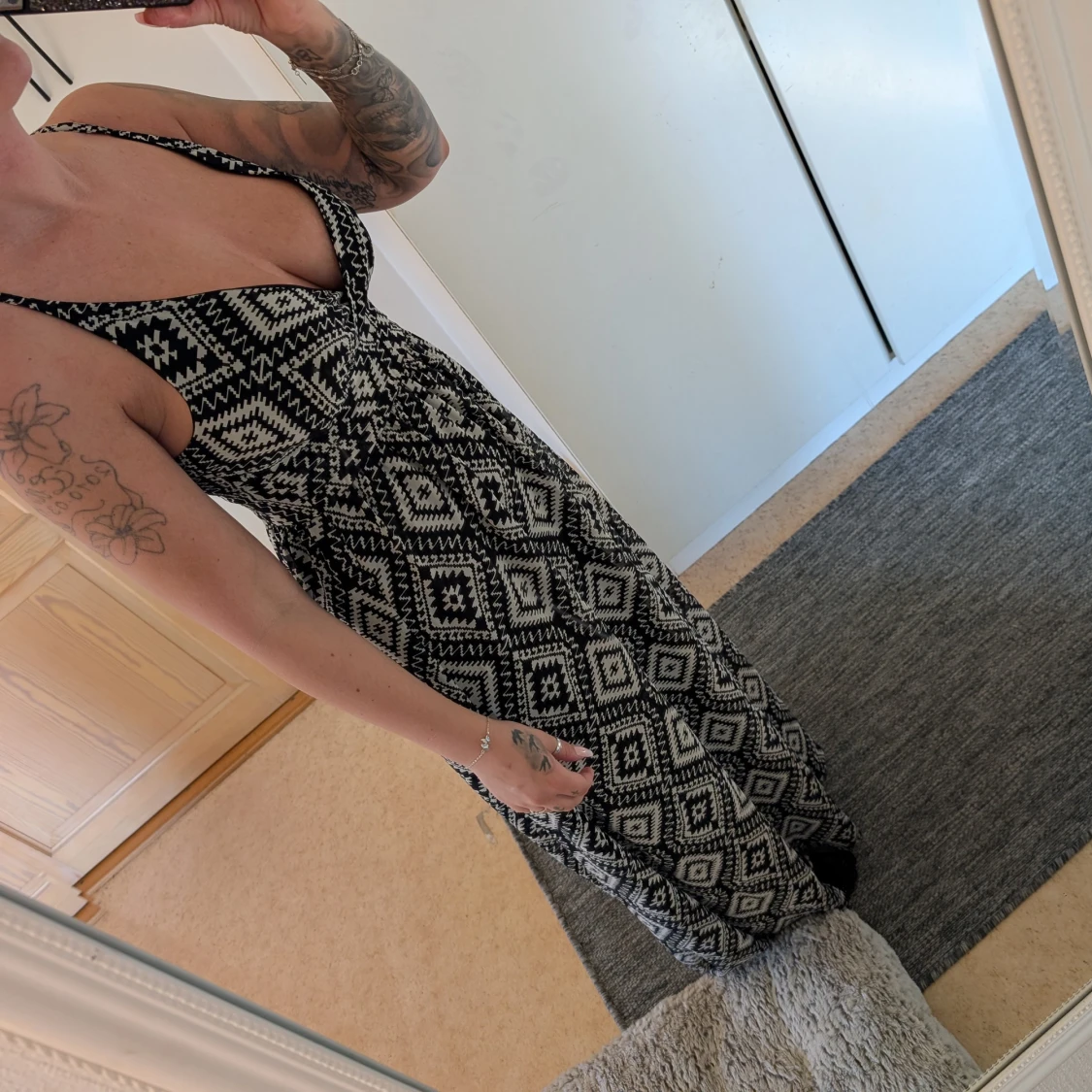 Svartvit mönstrad långklänning - 1