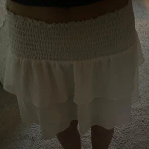 Volangkjol - Säljer denna super fina vita volang kjolen ifrån chelsea. Den är i storlek XS men passar S och M också, kjolen är bara använd några få gånger så den har inga defekter! Säljer för 100 kr men pris kan diskuteras vid snabb affär. Skriv privat för frågor eller för fler bilder!🩷