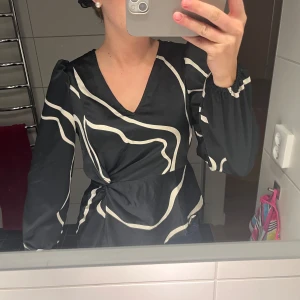 Blus från vero moda - Knappt använd, perfekt för mer festliga tillfällen 