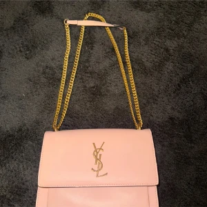 Rosa YSL väska  - Jätte snygg, perfekt till våren 