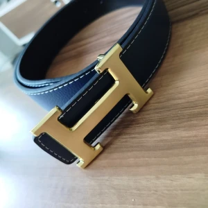 Blått H bälte med guldspänne - Blått bälte med guldspänne, går att vända till svarta sidan. Längd 105cm. FINNS FLER PÅ MIN PROFIL! Pris kan diskuteras!