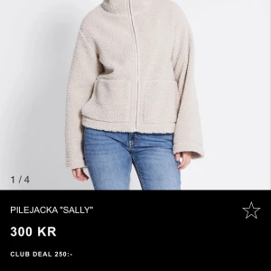 Beige pilejacka 'Sally' - Mysig beige pilejacka med dragkedja och hög krage. Perfekt för kyliga dagar. Jackan har en avslappnad passform och två praktiska fickor framtill. Jackan är i stort sett som ny köpte den för ett tag sen men har knappt använts. Säljes då ja vill ha en annan färg 