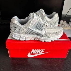 Nike vomero 5 platinum grey - Säljer dessa 2 veckor gamla vomero 5 som är köpta hos Zalando. Köpte i en storlek för stort och tyvärr så känns dom lite för stora. Skorna har inga täcken på användning och Kvitto finns från Zalando ! 